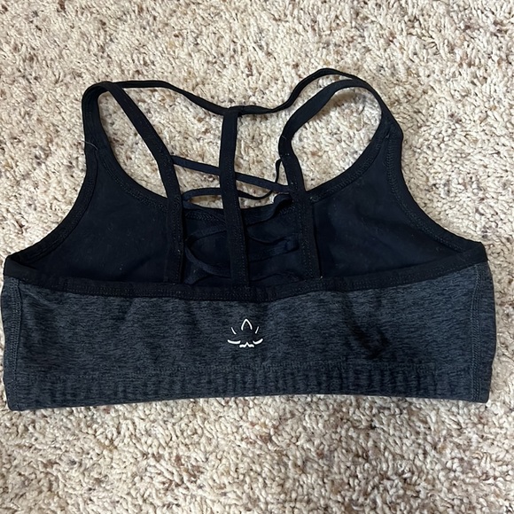 Hardly worn Beyond Yoga super soft strappy back sports bra in size S! - Picture 2 of 6